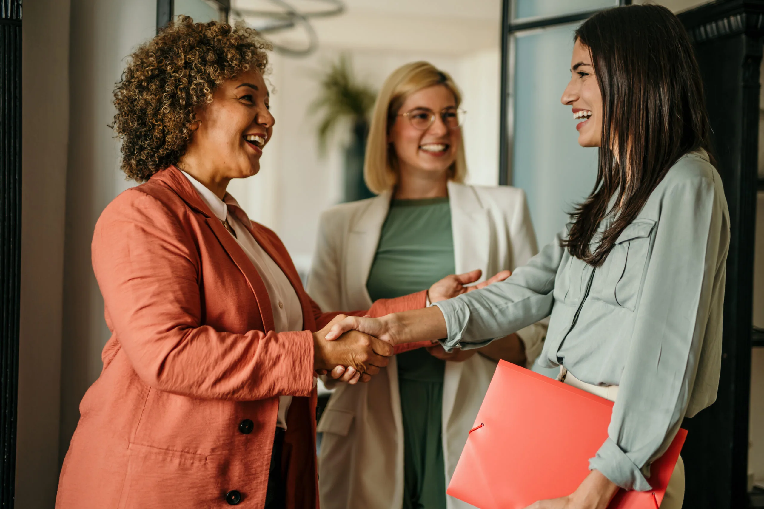 Arecia Hester conducting an in-person life coaching session in Los Angeles